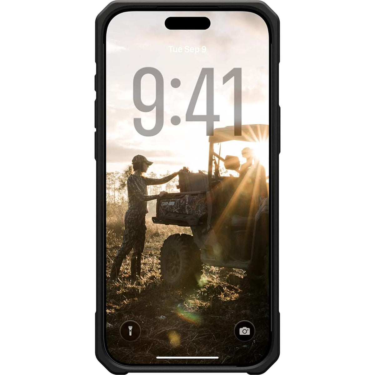 Husă UAG Monarch Pro Carbon Fiber neagră, vedere frontală cu telefonul montat și marginile husei vizibile.